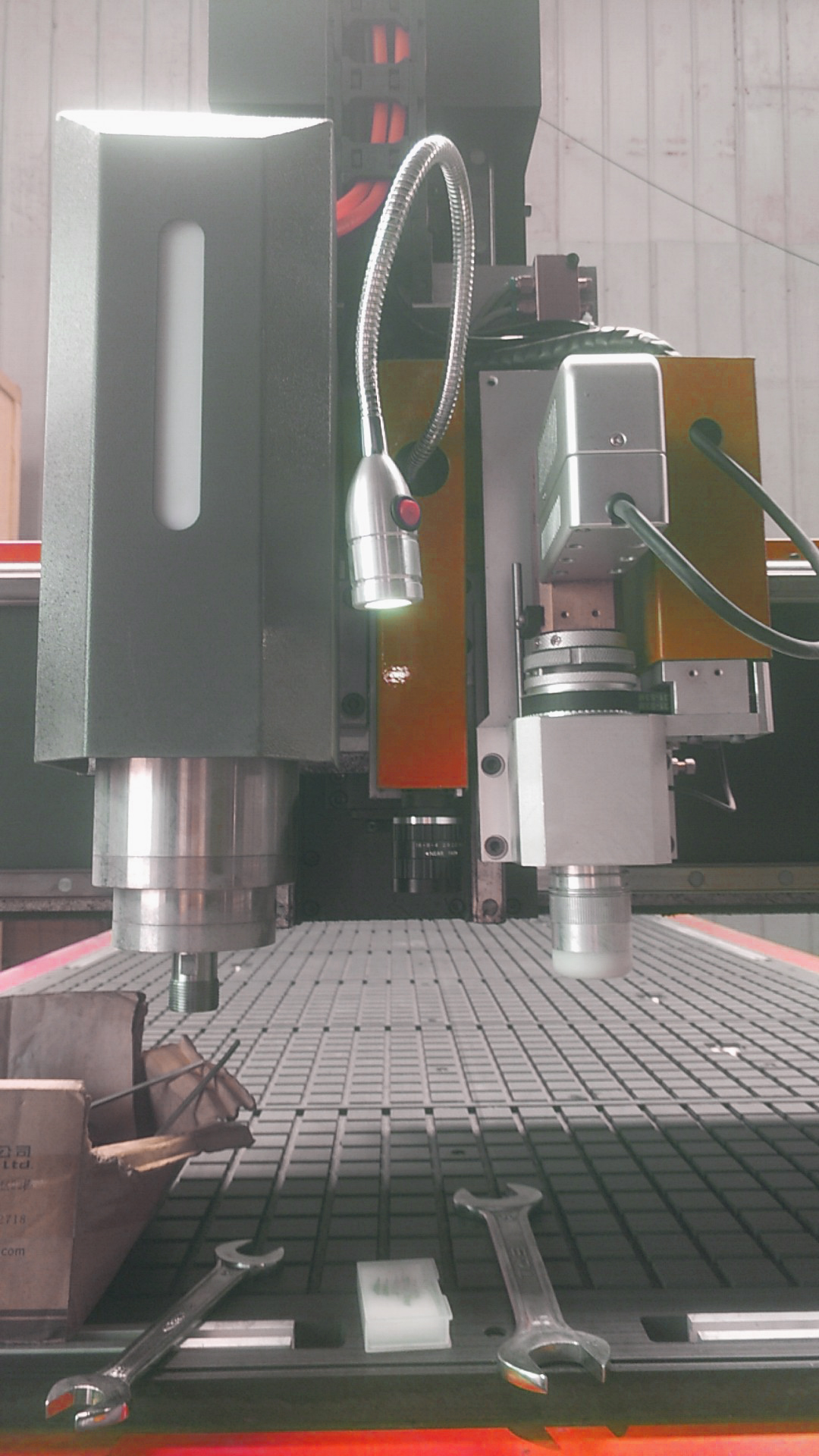 Combinations of cnc router with ccd camera registration system/oscillating knife heads 4x8 feet